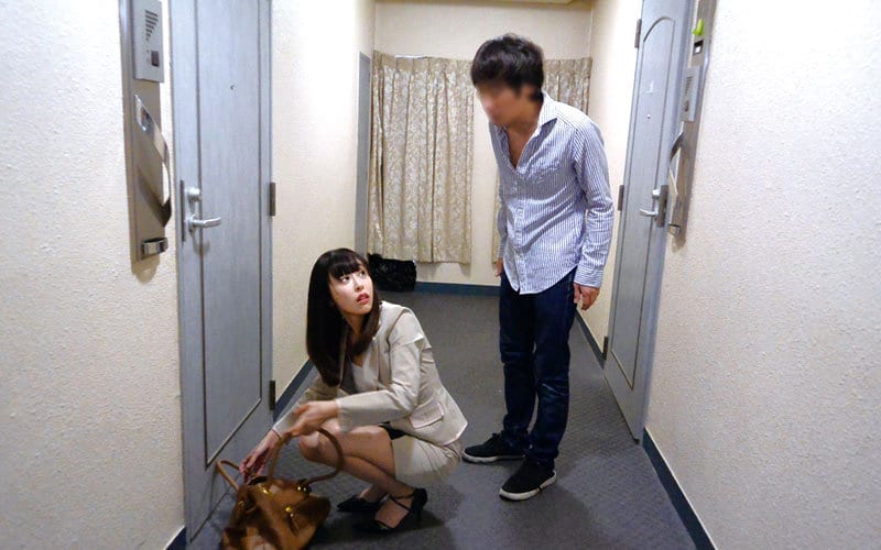 Cho cô hàng xóm ở nhờ vì mất chìa khóa phòng và cái kết