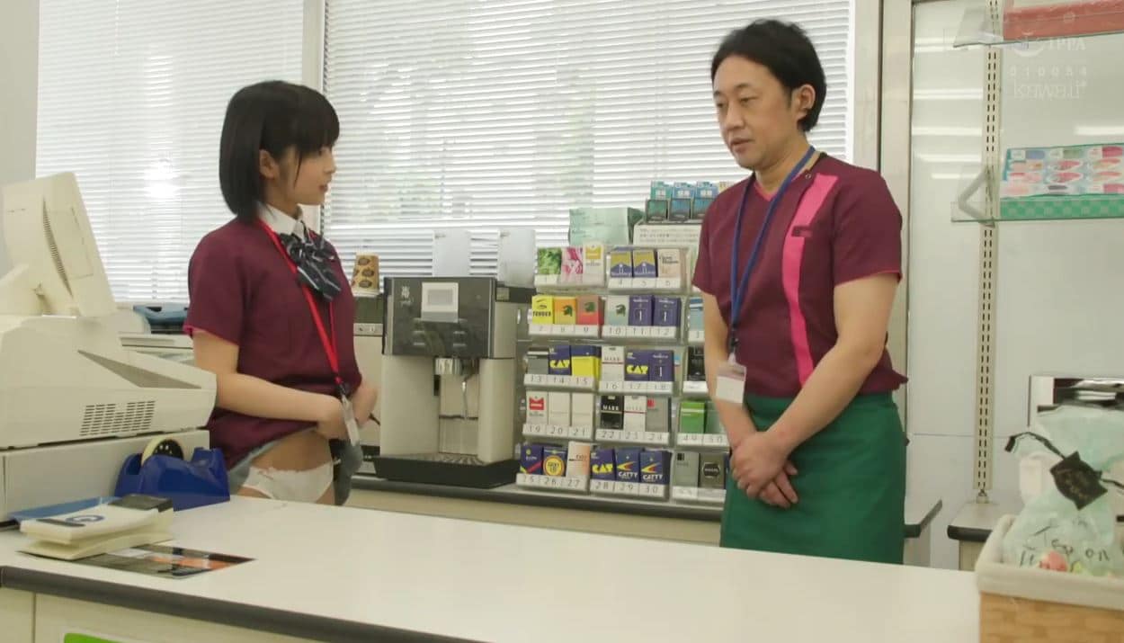 Cô bé dễ thương đi làm thêm gạ địt anh quản lý