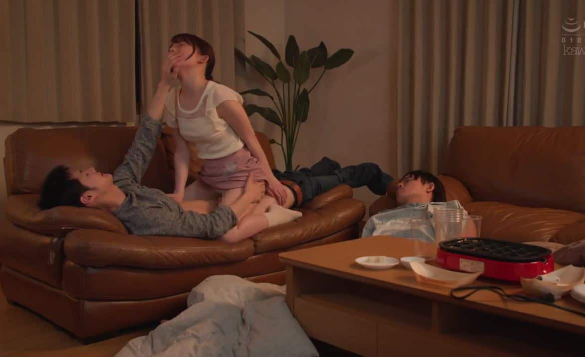 Cô nàng hoa khôi ở trường bỗng trở nên dâm đãng khi nhậu say