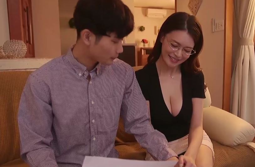 Người mẹ đơn thân đắm chìm trong tình dục với gia sư của cậu con trai